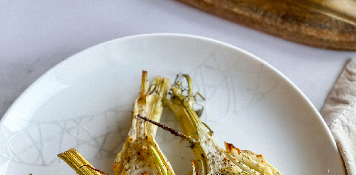 Pieczony koper włoski w maśle czosnkowym i białym winie