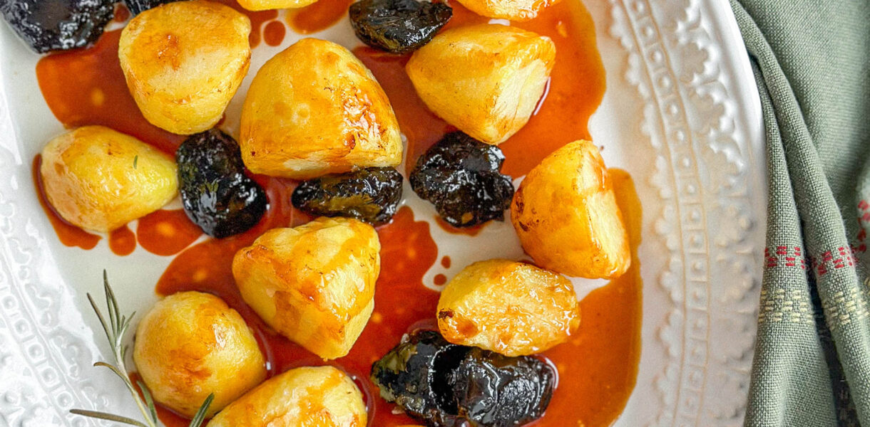 Pieczone ziemniaki z karmelem i śliwkami