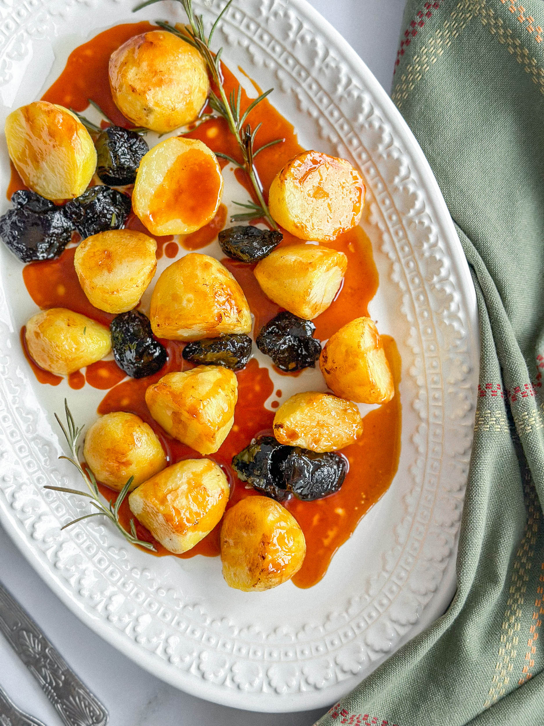 Pieczone ziemniaki z karmelem i śliwkami